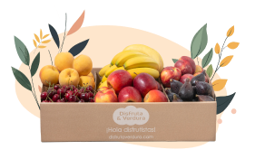 Cesta de frutas de temporada: higos, melocotones, nectarinas, cerezas y plátanos.