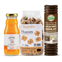 Zumo de mandarina, nueces y galletas de chocolate bio, algunos de nuestros snacks saludables.